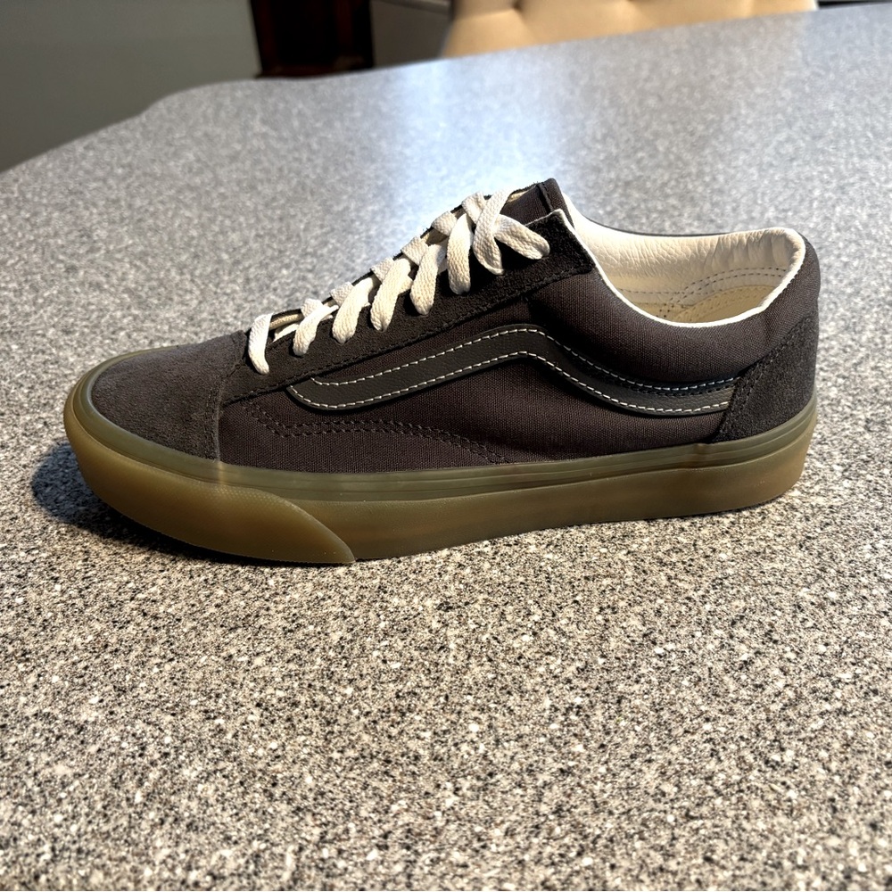 Vans NWOT men 8.0 / wom 9.5 never worn!